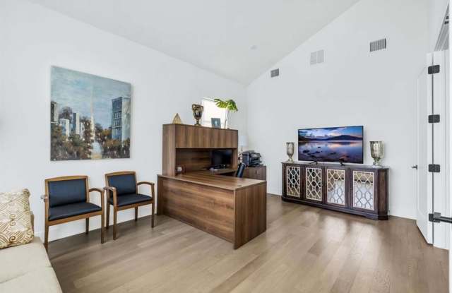 4515 Cowan Avenue Gallery 4