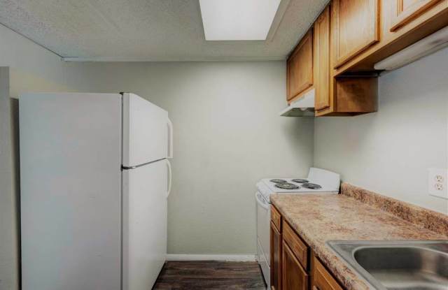 Pelican Pointe Apartments Gallery 1