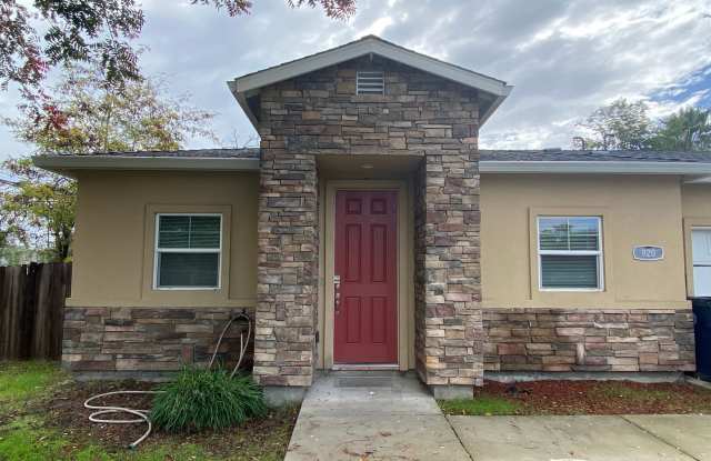 Spacious Corner Unit - 920 Roanoke Avenue, Sacramento, CA 95838