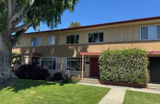 Located in Marina Gardens, great location!! Pet Friendly!!!! photos photos