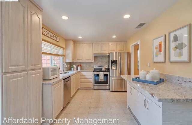 3157 San Andreas Drive Gallery 2