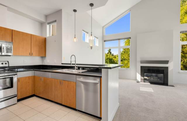 Kirkland Top Floor Large 1 BR+ 1 BA Condo with High Ceilings Gallery 4