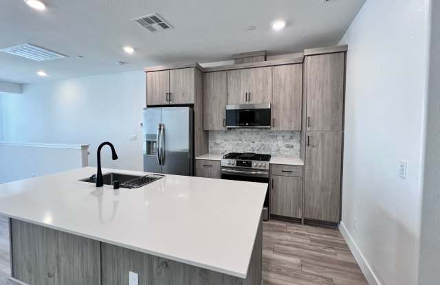 $2,395 Copper & Willow, 3 Bedroom Townhouse - Honeysuckle Ln, Fresno/ Solar Panels Gallery 1