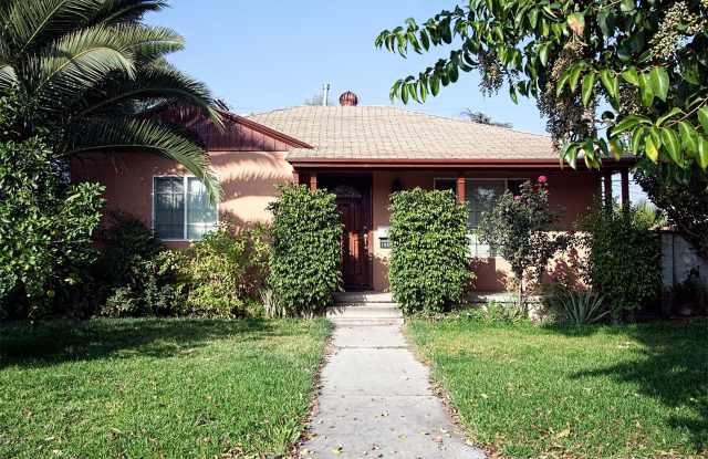 4 Bedrooms and 3 Bathrooms in Winnetka photos photos