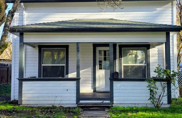 Close to River Access, and Historic Downtown Grants Pass - 805 Southwest 4th Street, Grants Pass, OR 97526