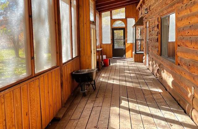 3 bed/2 bath Log cabin on acreage with water rights Gallery 4