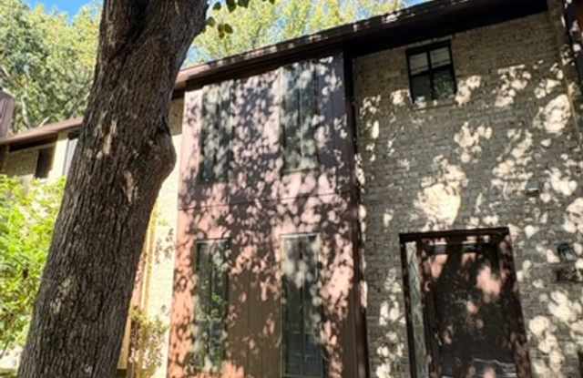 Spacious 3 BR, 2.5 BA townhouse with finished walk-out basement Gallery 1
