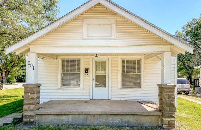 601 W 8th Ave - 601 West 8th Avenue, Hutchinson, KS 67501