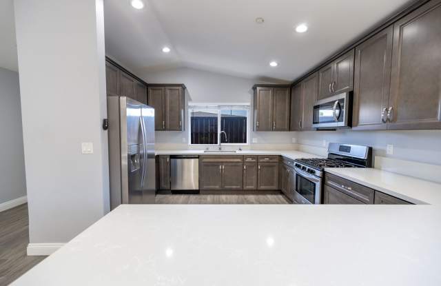 Large 3bd/2ba Detached House with Garage and AC! photos photos