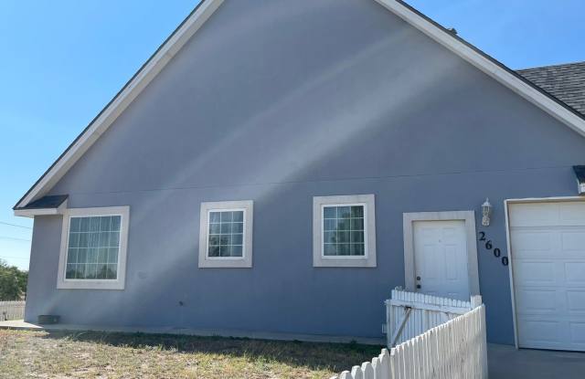 Large home with bonus room in Enchanted Lands Area! Gallery 3