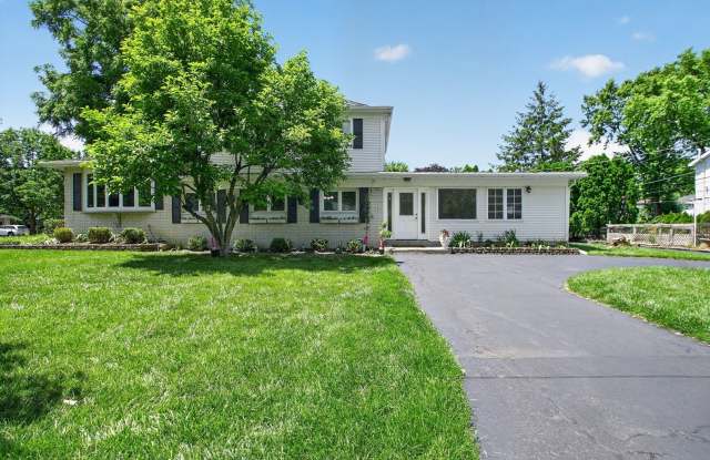 Spacious Stunning 3 BR House in Mount Prospect W/ Office/Playroom on Corner Lot photos photos