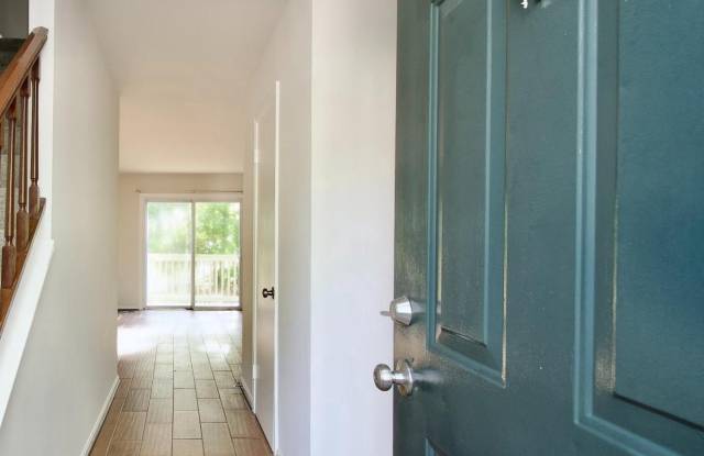8235 STATIONHOUSE COURT Gallery 4