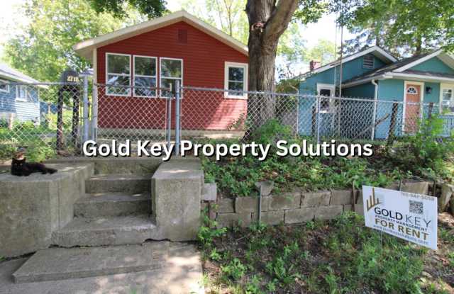 Cute 2 BR 1 BA House in Muncie with Fenced Yard (SECTION 8 APPROVED) photos photos