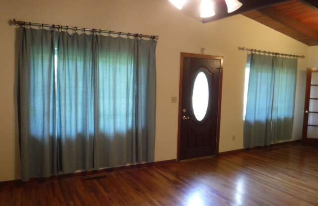 Secluded 3 BR / 2 BA home at end of cul-de-sac Gallery 3