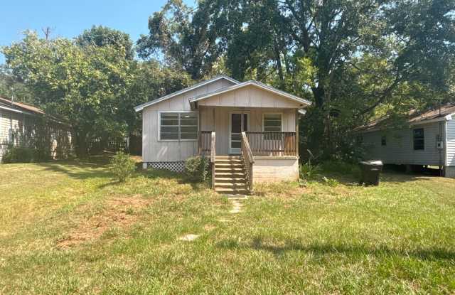 3-Bed, 2-Bath Home on Lowell St in Tallahassee photos photos