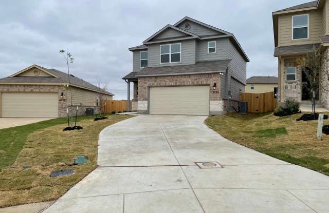 GET A FRESH START THIS FALL! Enjoy 2 MONTHS RENT-FREE — Sign by 10/15 | Spacious 4-Bed, 2.5-Bath Saint Hedwig Home Gallery 4