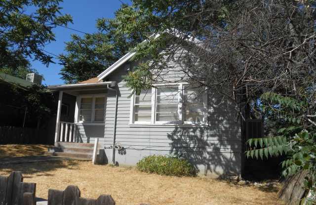2 bedroom downtown home with fenced yard - 1856 Willis Street, Redding, CA 96001