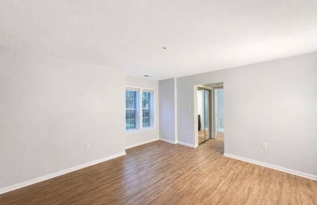 Beautiful Garden Style Condo with Parking Gallery 4