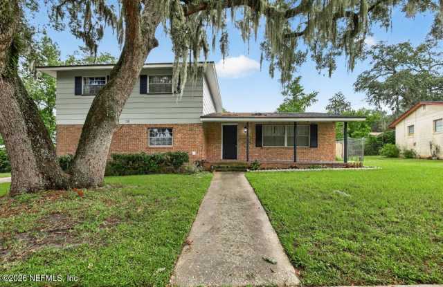 436 SATURN Lane W Gallery 1