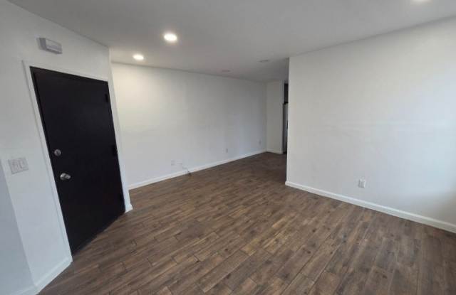 51 E Kinney St Gallery 4