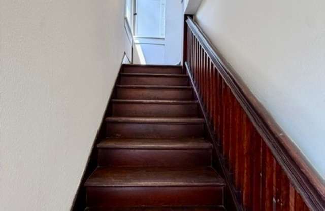 2201 Colonial Gallery 3