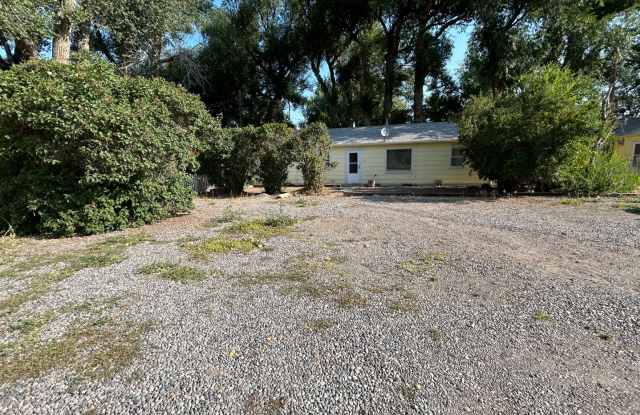 Large 2 Bed 1 Bath House with Fenced Yard and Washer Dryer Hookups photos photos