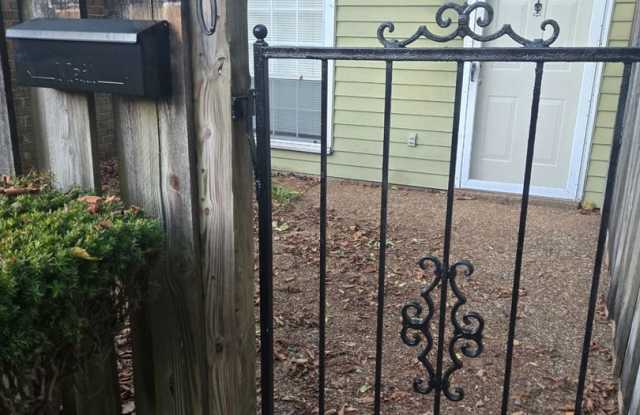 Spacious 1 Bedroom, 1.5 Bath Townhouse – Minutes from Nashville Gallery 1