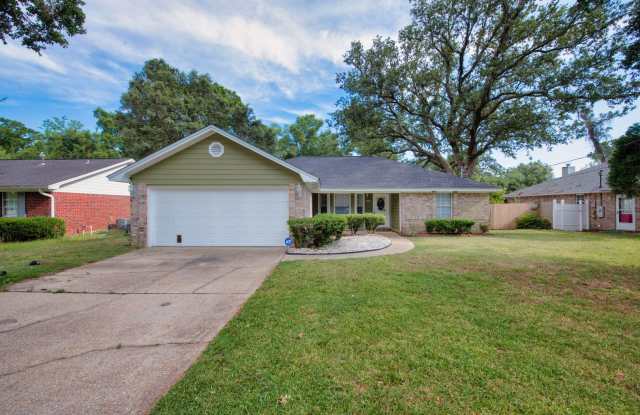 This charming 3/2 home in the Charter Oaks Subdivision is move-in ready 7/10! photos photos