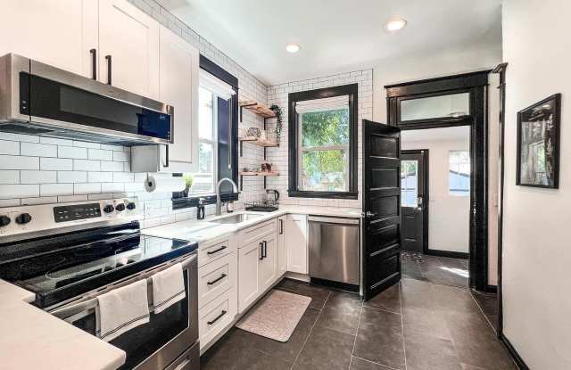 Stunning Home in the Heart of Denver!! Available October 5th!! Gallery 3