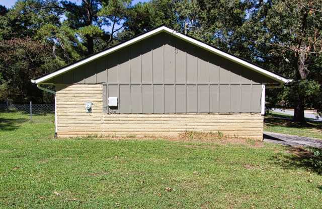 AVAILABLE NOW! - 3 Bedroom 2 Bathroom Open Floorplan Gallery 4