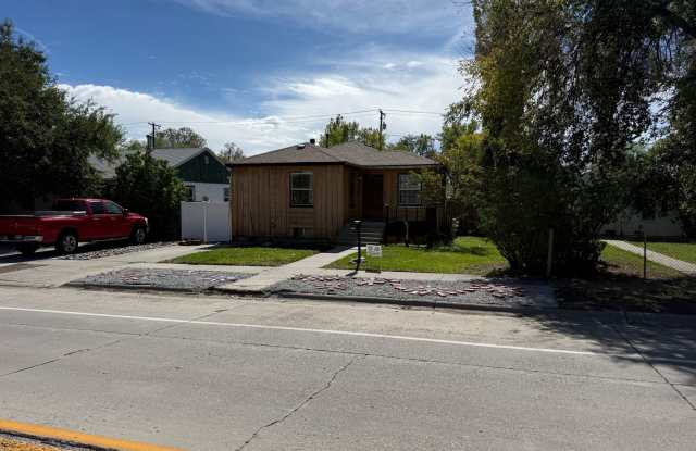4 Bedroom 1.5 Bath House with Washer and Dryer and Fenced Back Yard Gallery 4