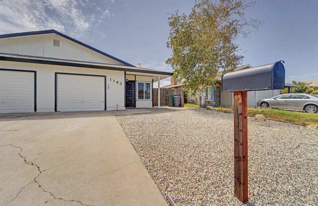 Charming 2 Bedroom Duplex with Garage & Backyard in Marysville! photos photos