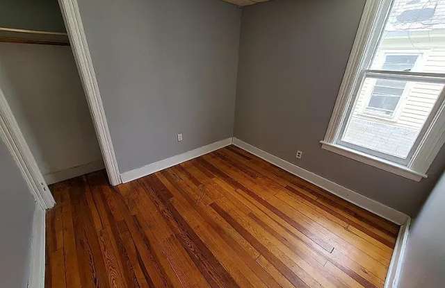 1037 University Place - 2 photos photos