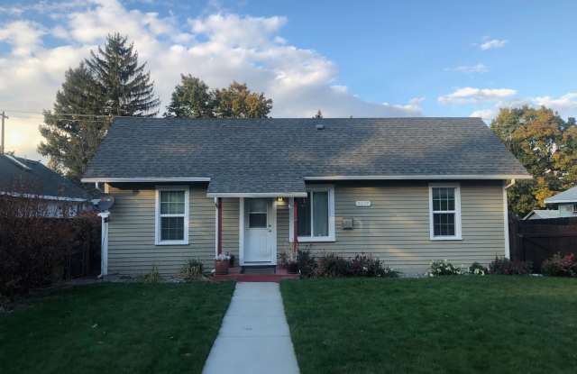 Beautiful House! One Bed One Bath with Washer/Dryer! #1755 photos photos