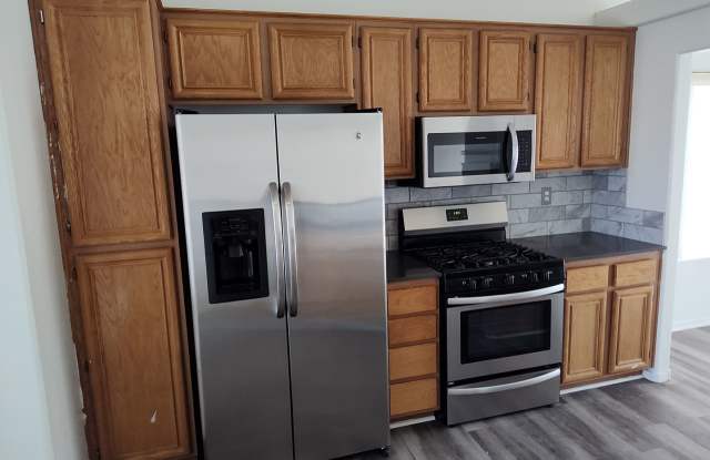 Cozy 2 Bedroom 2 Bathroom with office area! Gallery 4