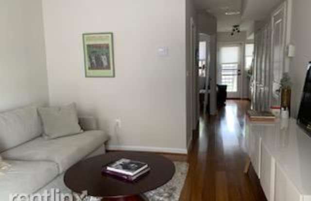 1906 E St NE Unit A Gallery 2
