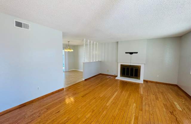 East Ventura 3BD Home with Hard Flooring & Water-Wise Landscaping Gallery 4