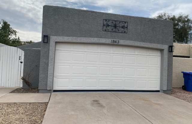 $2,350 Lovely Remodeled 3 Bedroom-2 bath-2 Car Garage Home in Chandler For Lease! photos photos
