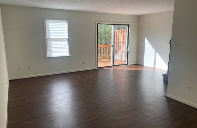 3 Bed 2.5 Bath townhouse 5 minutes from Old Forest Rd. Gallery 1