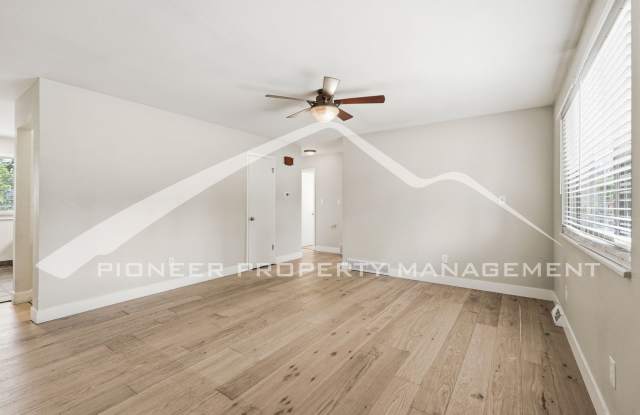 Spacious Duplex with Central AC and Total of 3 Garage Parking Spaces! Gallery 3