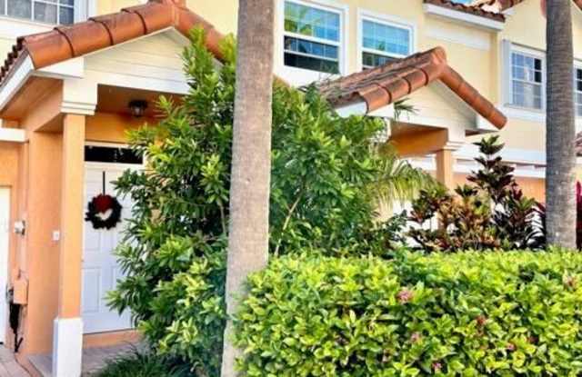 1950 NE 7th St Apt 103 - 1950 Northeast 7th Street, Deerfield Beach, FL 33441