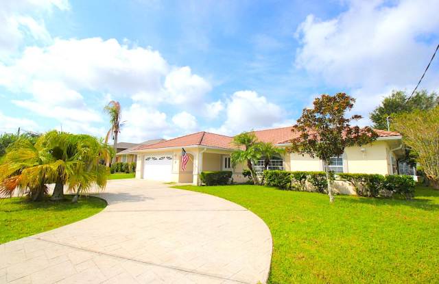 Spacious 4 Bed 3 Bath HOME on SALT WATER CANAL, PALM COAST! - 7 Crow Court, Palm Coast, FL 32137