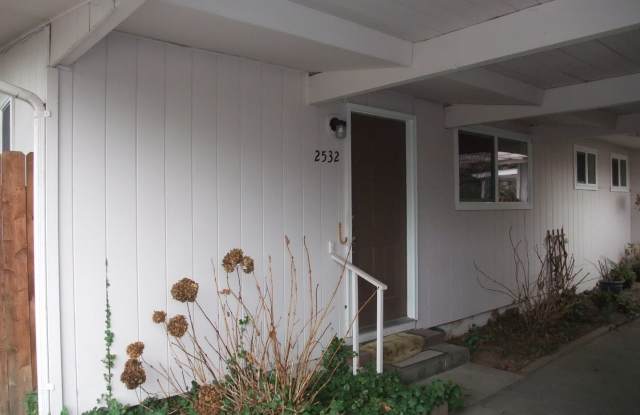 Nice 2 bedroom unit of a duplex in SE Albany - 2532 Hill Street Southeast, Albany, OR 97322