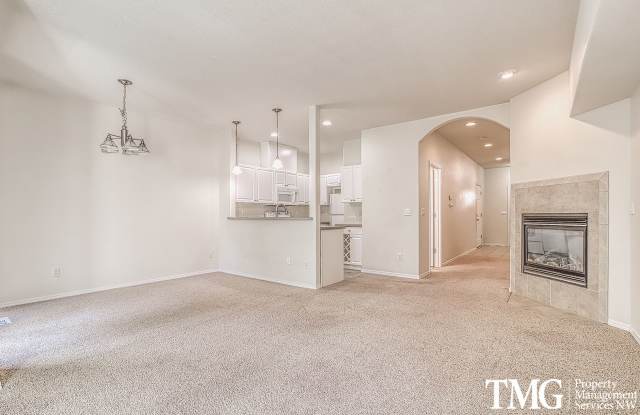 Lovely 3 Bed 2.5 Bath Townhome w/ a back Deck! - 10400 Northeast 82nd Avenue, Five Corners, WA 98662