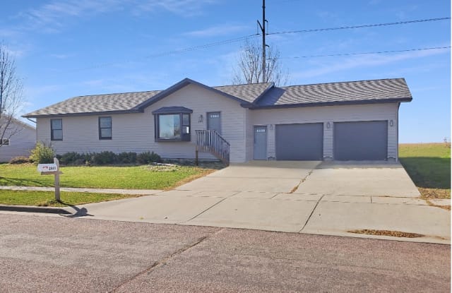 2801 N Lyme Grass Ave - 2801 North Lyme Grass Avenue, Sioux Falls, SD 57107