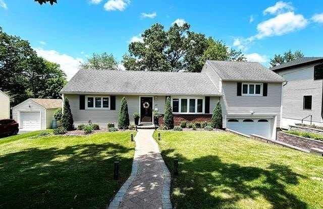 321 Maplewood Drive - 321 Maplewood Drive, Paramus, NJ 07652 321 Maplewood Drive - 321 Maplewood Drive, Paramus, NJ 07652