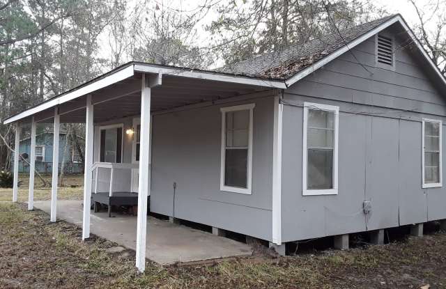 Cozy House located in a very quiet neighborhood, perfect for a small family or young professional! photos photos