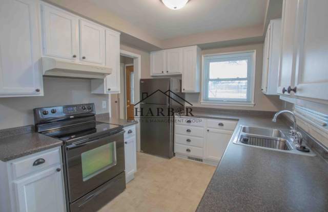 Single Family Home in SW Rochester with Fully a Fenced Backyard! photos photos