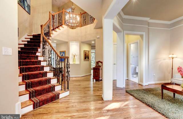 601 AUTUMN WIND WAY Gallery 3