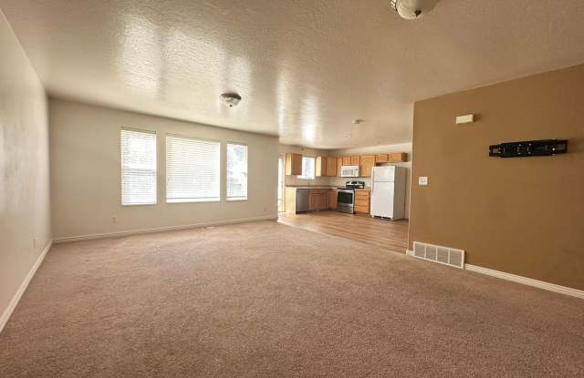 Large Single Family Home Now Available For Rent! Gallery 4